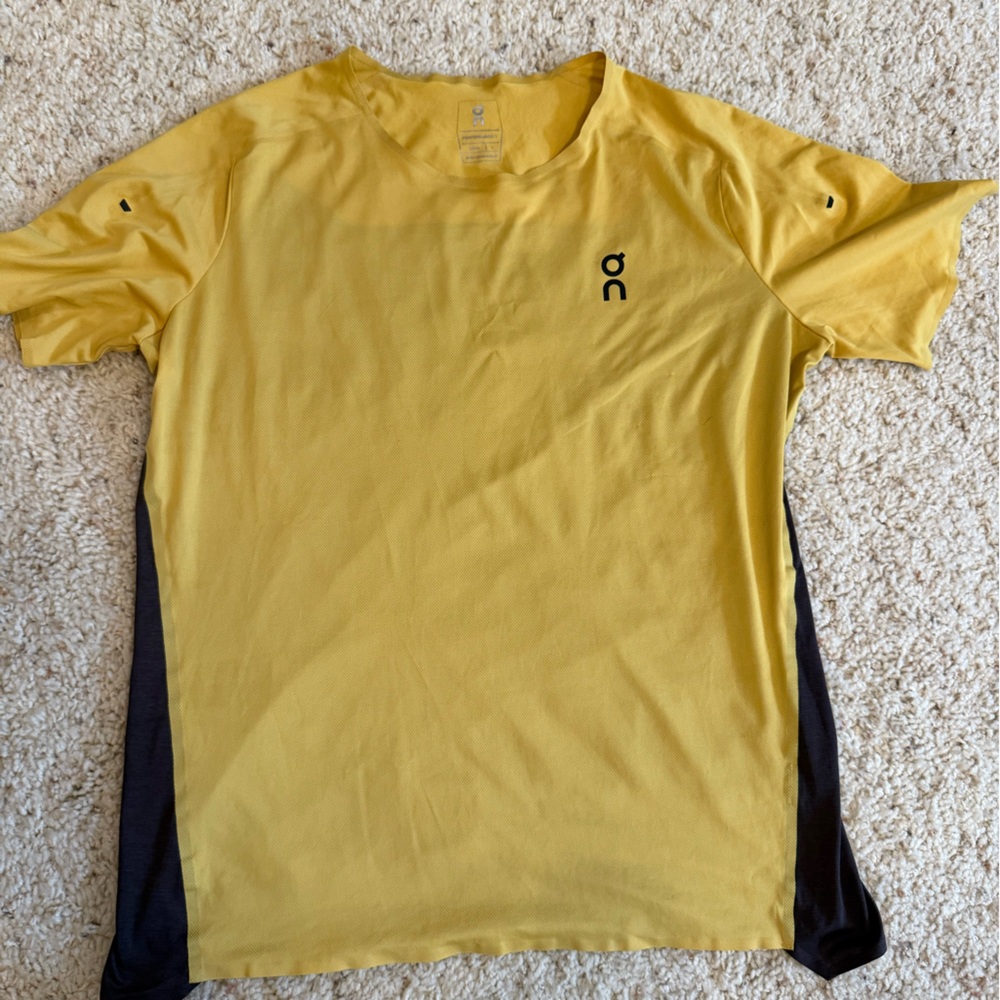 On Running Men's Activewear Yellow Shirt. Size Large